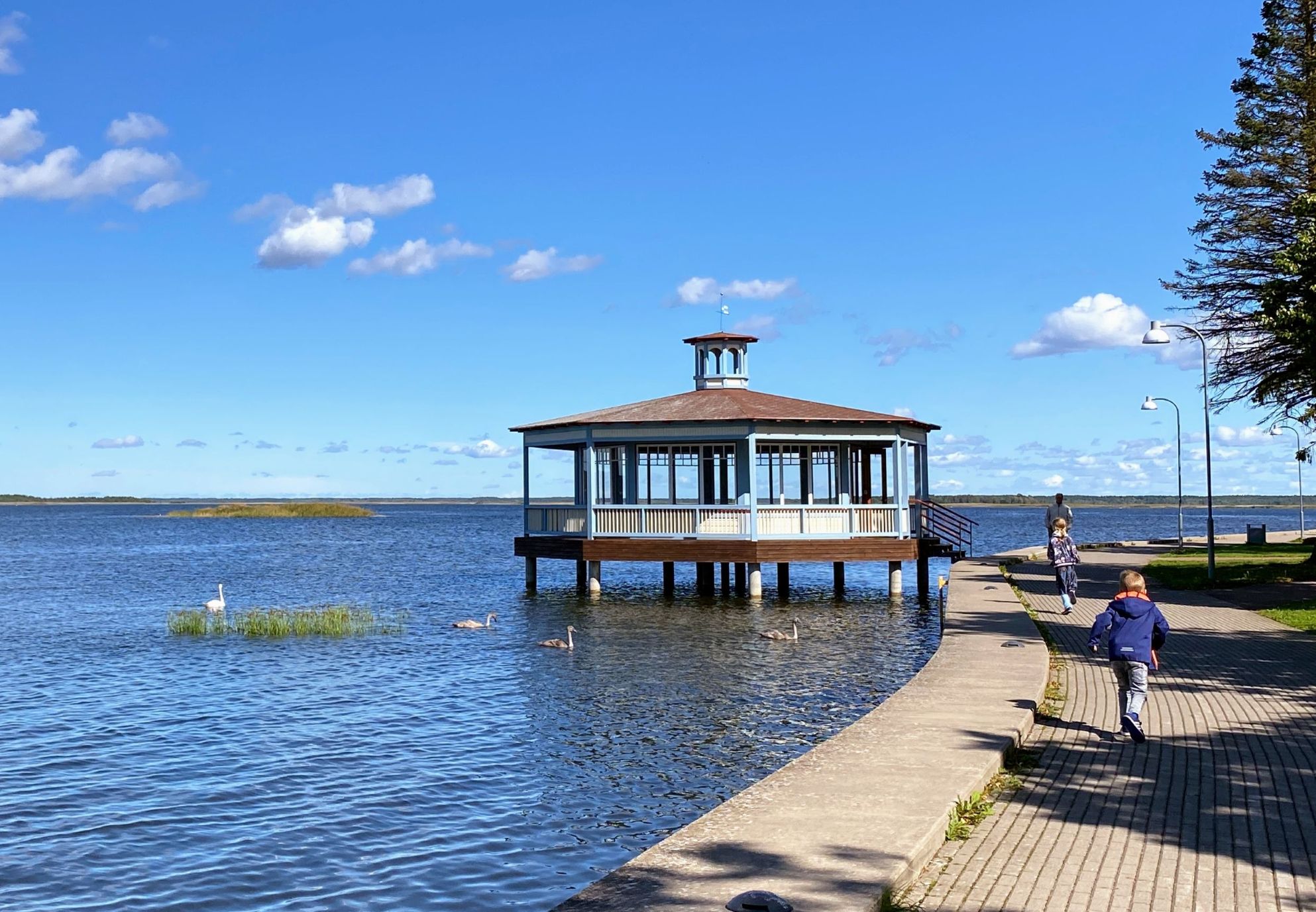 Haapsalu promenaad, looduskaunid kohad Eestis. Lõimumise ja kohanemise tugi Haapsalus - integreeru kohalikku ellu lihtsalt ja kiirelt. Foto: Marina Karpištšenko