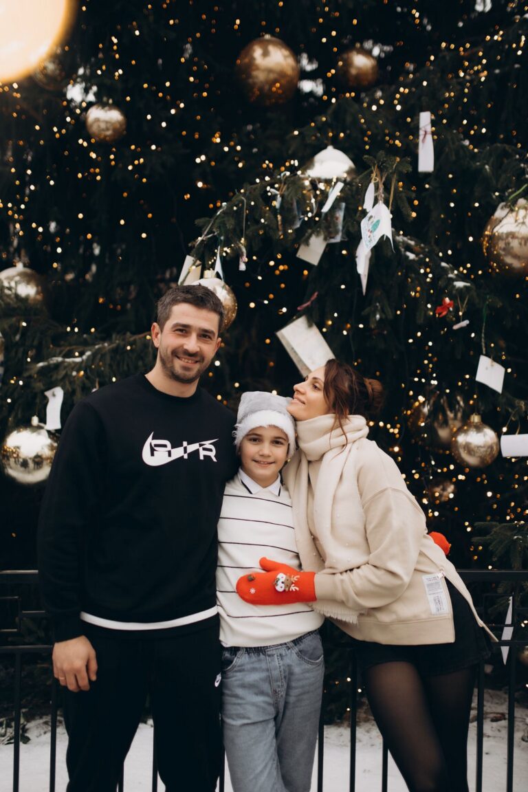 Ukrainast pärit Mila koos perega Haapsalus jõulupuu ees