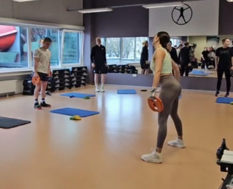 Treener Mila juhendamas rühmatreeningut Haapsalus