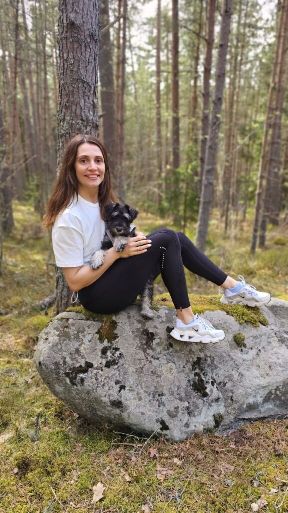Ukrainast pärit Mila metsas Haapsalu lähedal koos koeraga avastamas oma uut kodukohta Läänemaad
