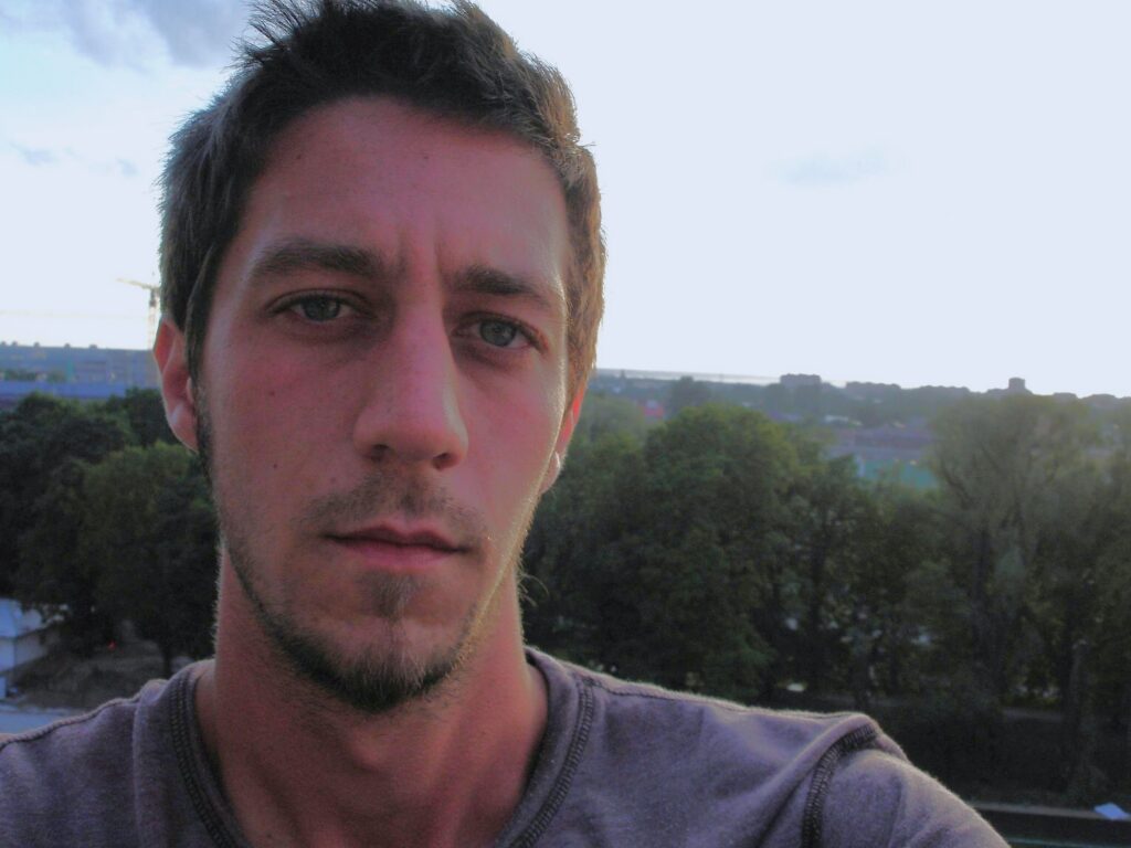 Adam Cullen noorena Eestis 2007, eesti keele õppimine ja kohanemise algus