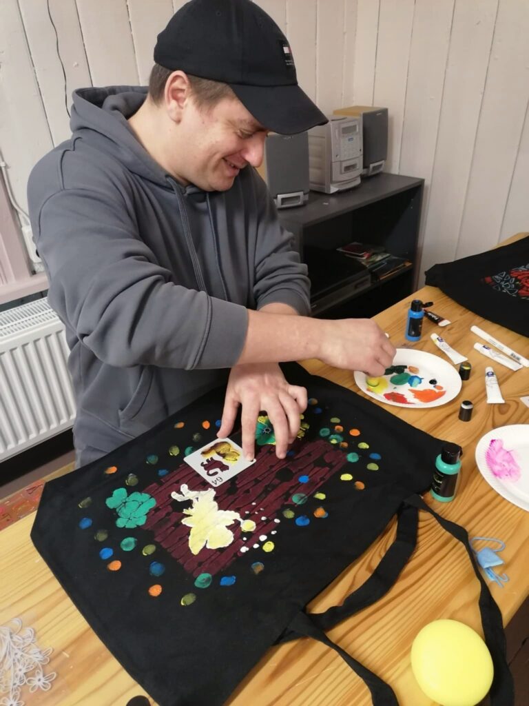 Käsitöö töötuba lõimumisprojekti raames Haapsalus