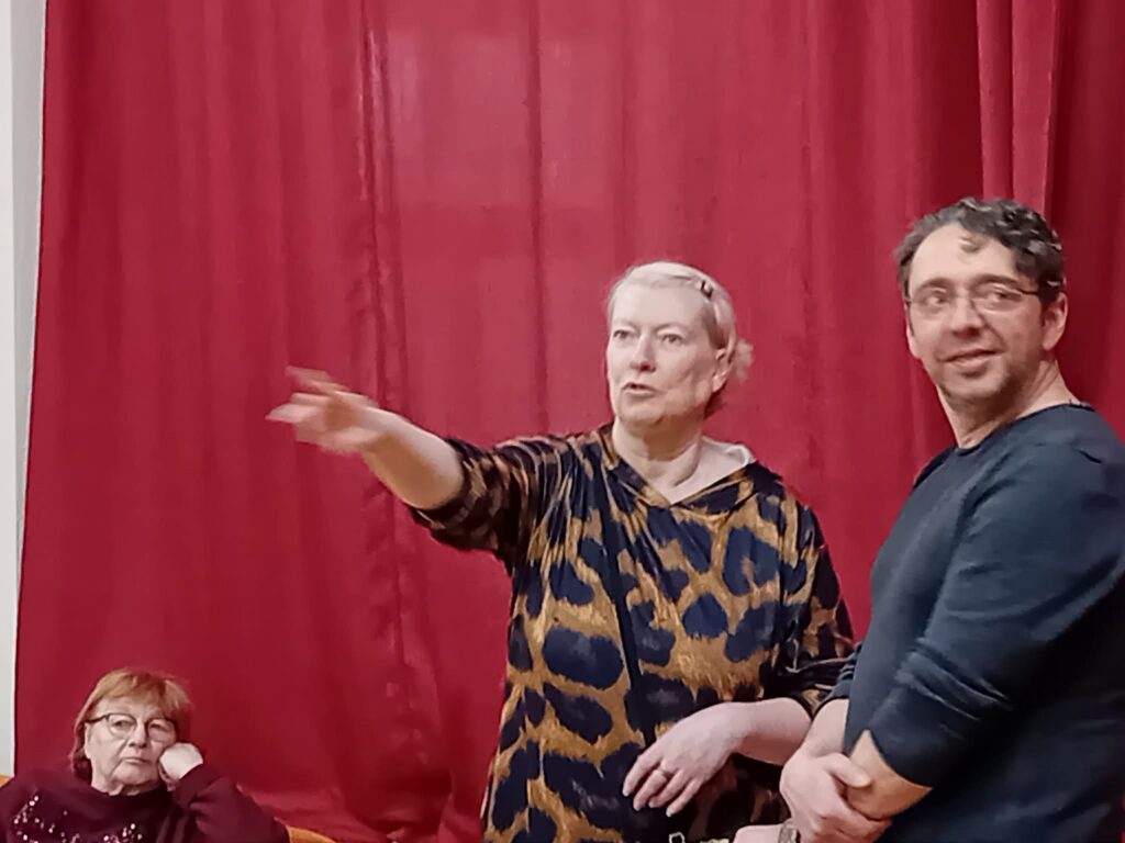 Kreeka päritolu kunstnik vestleb külastajatega Haapsalu kogukonna sündmusel