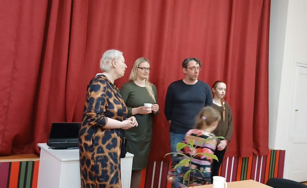 Inimesed vaatamas kunstinäitust Haapsalus kogukonna kohtumisõhtul