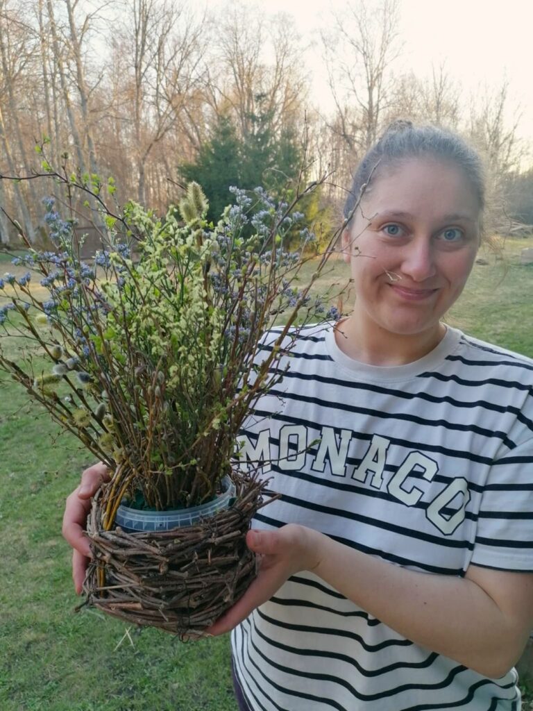 Kevadpärgade ja lauakaunistuste tegemise töötoa raames tehtud laakaunistust ekponeerimas. Töötuba toimus Lõimumise ja kohanemise tugi Haapsalus raames