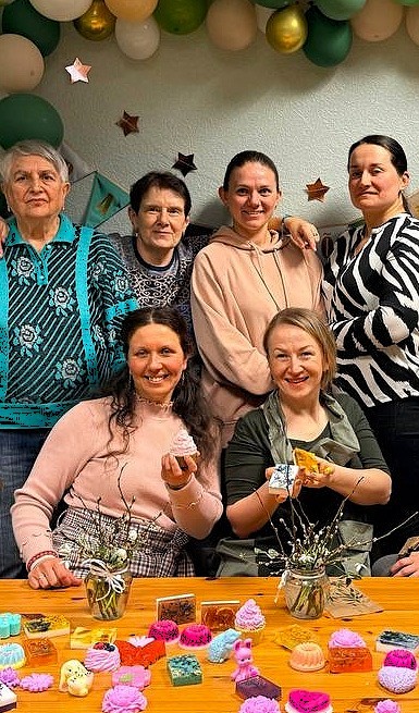 Lõimumise ja kohanemise tugi Haapsalus projekti raames korraldatud tasuta käsitöö meisterdamise töötuba, kus valmistati suveniirseepe