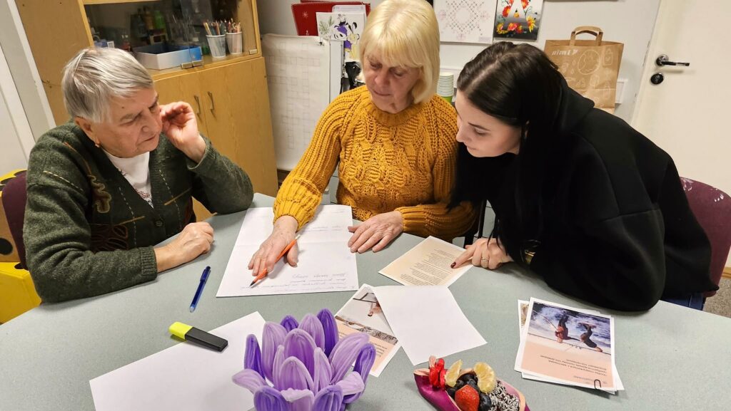 Kolm inimest istumas laua taga ja arutamas Haapsalu kogukonnaga seotuid küsimusi.