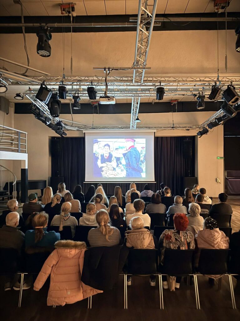 Inimesed vaatamas Ukraina filmi Haapsalu Kultuurikeskuses toimunud üritusel