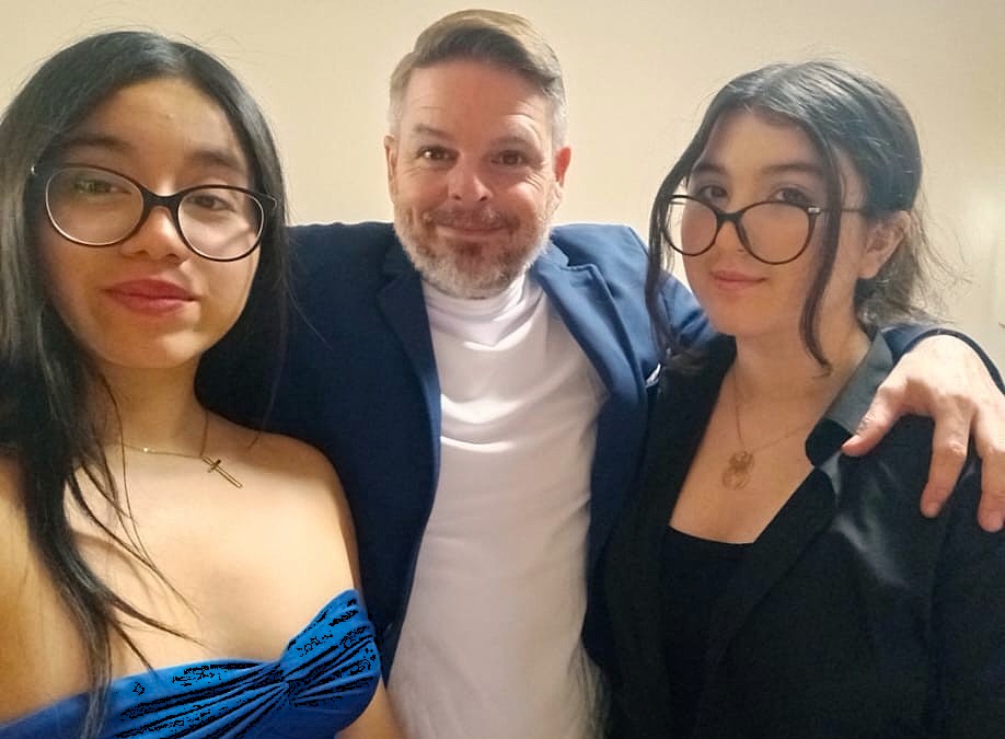 orge koos kahe lähedase inimesega ühisel fotol