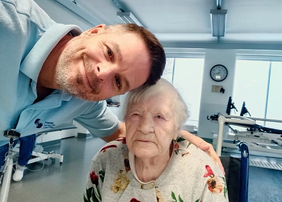 Jorge koos patsiendiga rehabilitatsioonikeskuses Haapsalus