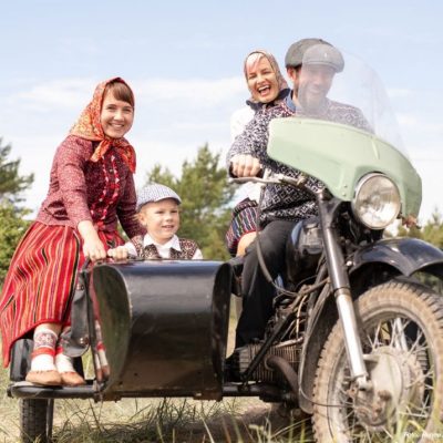 Обложка русскоязычной «Шпаргалки для адаптации к жизни в Эстонии», посвящённой эстонским обычаям, повседневной жизни и интеграции.